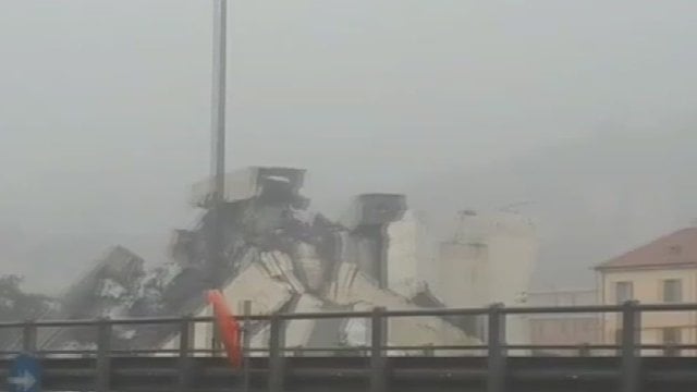Vaizdai iš įvykio vietos: Italijoje sugriuvo greitkelio viadukas