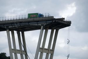 Italijoje sugriuvo 100 metrų aukščio greitkelio viadukas, žuvo mažiausiai 22 žmonės