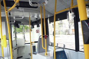 Naujos taisyklės autobuse pribloškė: jų nesilaikant keleivius prigrasė šutint kaitroje