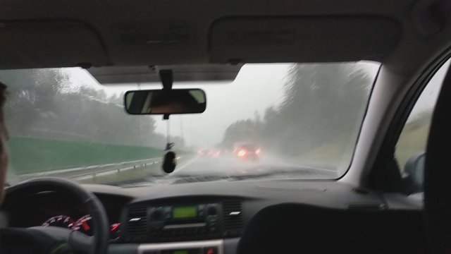 Nufilmavo, kokia situacija Vilnius-Klaipėda kelyje: matomumą sunkina lietus
