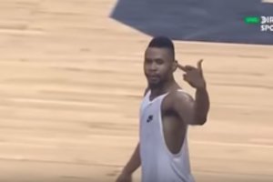 Išprotėjęs finalas Venesueloje: krepšininkas spardė kamuolį ir rodė vidurinį pirštą