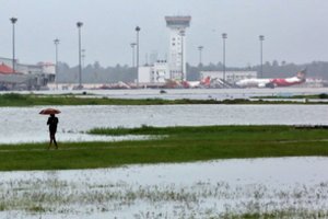 Indijos pietuose per liūtis žuvo 44 žmonės, uždarytas oro uostas