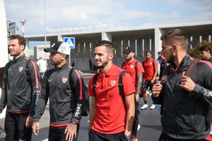 Futbolo žvaigždės jau čia: „Sevilla“ privačiu reisu atvyko į Vilniaus oro uostą