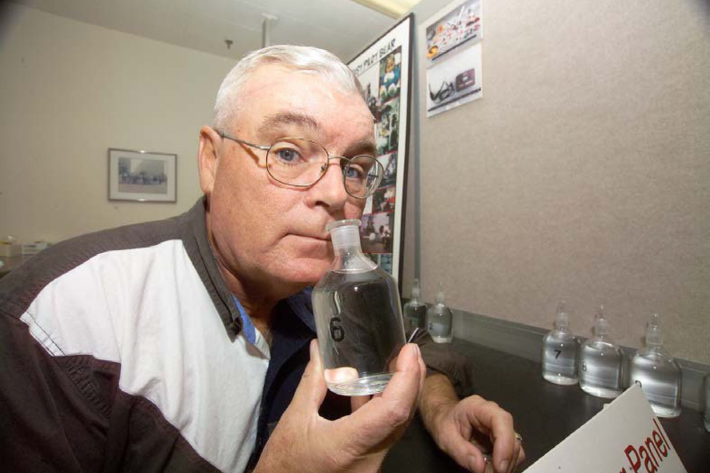NASA dirbantis George‘as Aldrichas savo nosį kaip darbo įrankį naudoja jau gana ilgai. Jis atlieka toksiškumo testus.<br> www.nasa.gov nuotr.