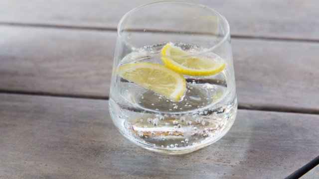 Specialistai įspėja: vanduo su citrina gali sukelti sveikatos problemų