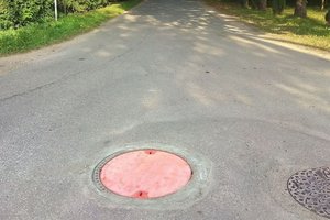 Gyventojai patys originaliai pažymėjo pavojingus šulinius – gatvės net pagražėjo