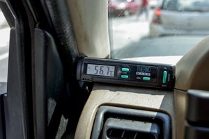 Karštą vasarą vairuotojų laukia papildomi iššūkiai – kaip su tuo susidoroti