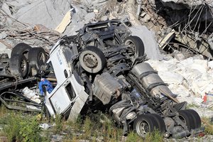 Po viaduko nuolaužomis Genujoje gali būti iki 20 žmonių