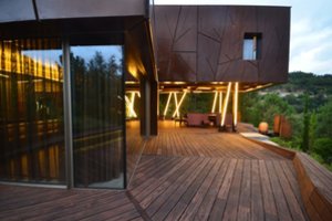 Užsikrėtusi minimalizmu pora sužavėjo architektus – štai kokius namus sukūrė