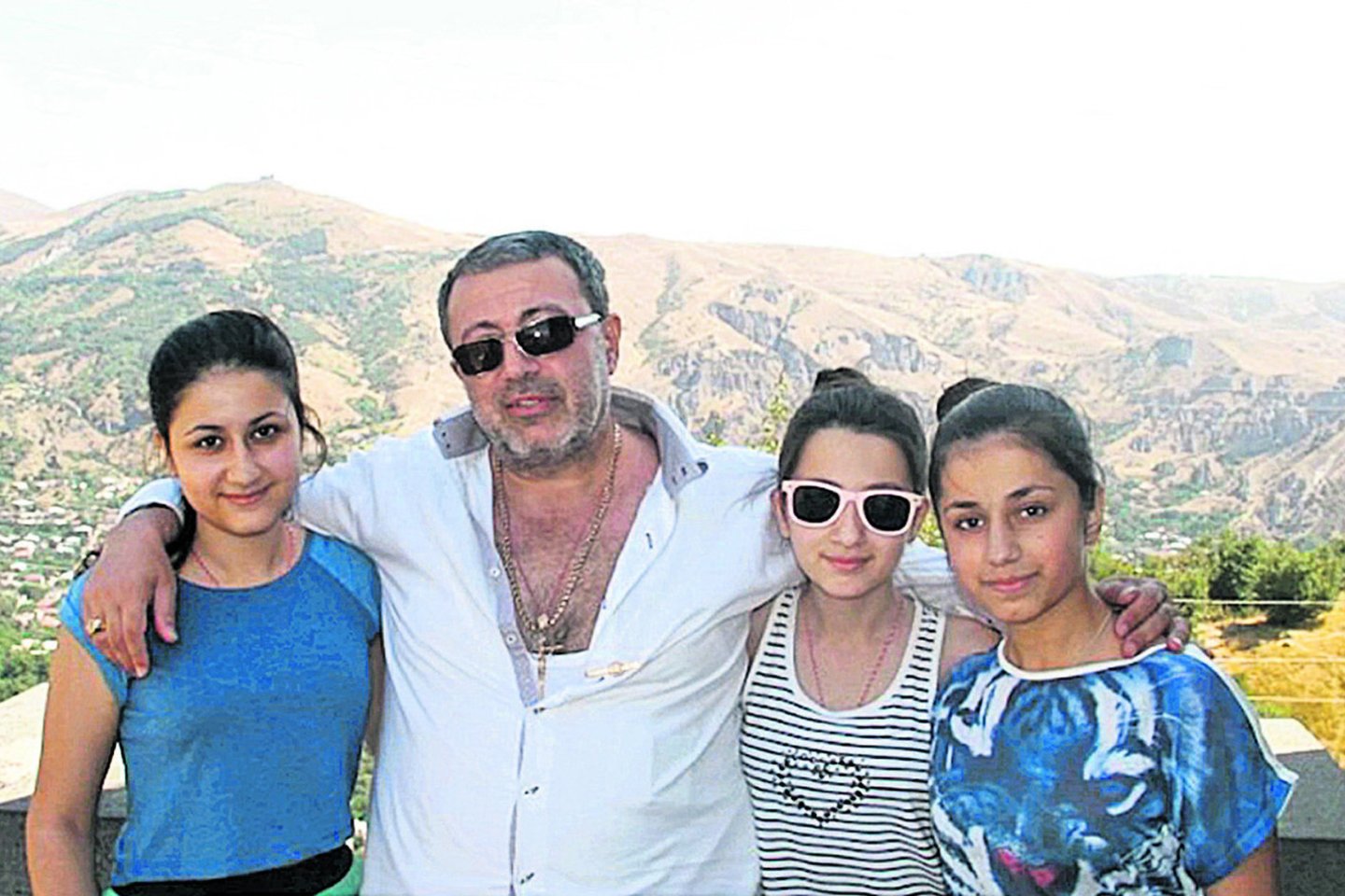 Viešumoje M.Chačaturianas ir jo dukterys Kristina, Angelina ir Marija vaidino pavyzdingą šeimą.