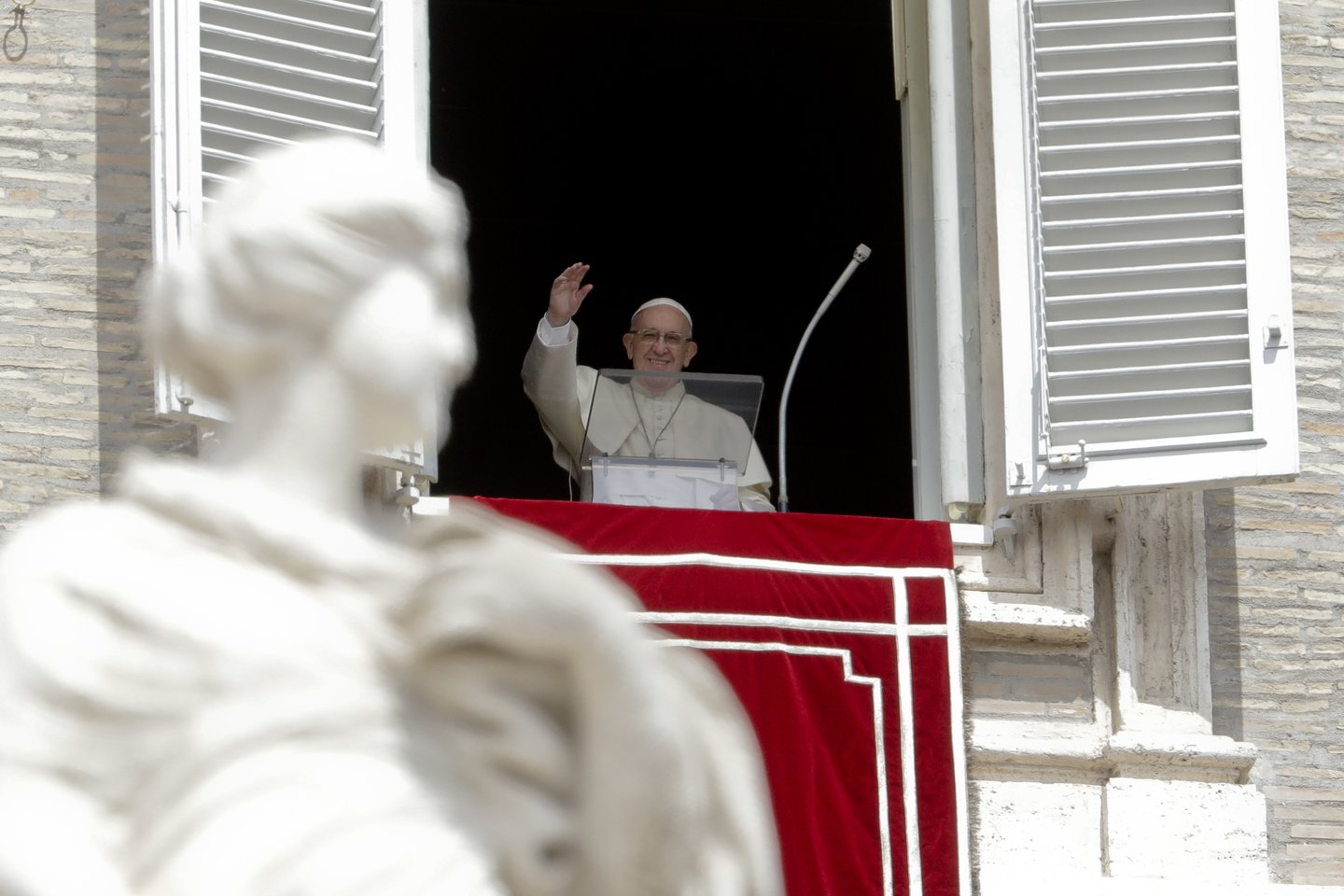  Popiežius Pranciškus yra daugiau nei 300 kunigų pedofilų Jungtinėse Valstijose, kaltinamų per septynis dešimtmečius lytiškai išnaudojus per tūkstantį vaikų, aukų pusėje, ketvirtadienį pareiškė Vatikanas.<br> AP nuotr.