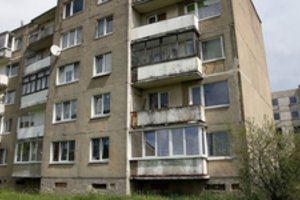 Po socialinio būsto gyventojo teroro – kaimynų triumfas: per langą išmatas pylęs vyras iškraustomas