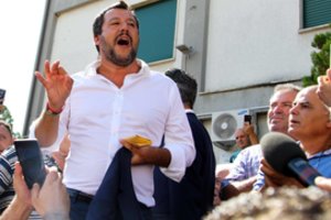 Italai pasipiktinę: šalis gedėjo Genujos tilto griūties aukų, o ministras puotavo