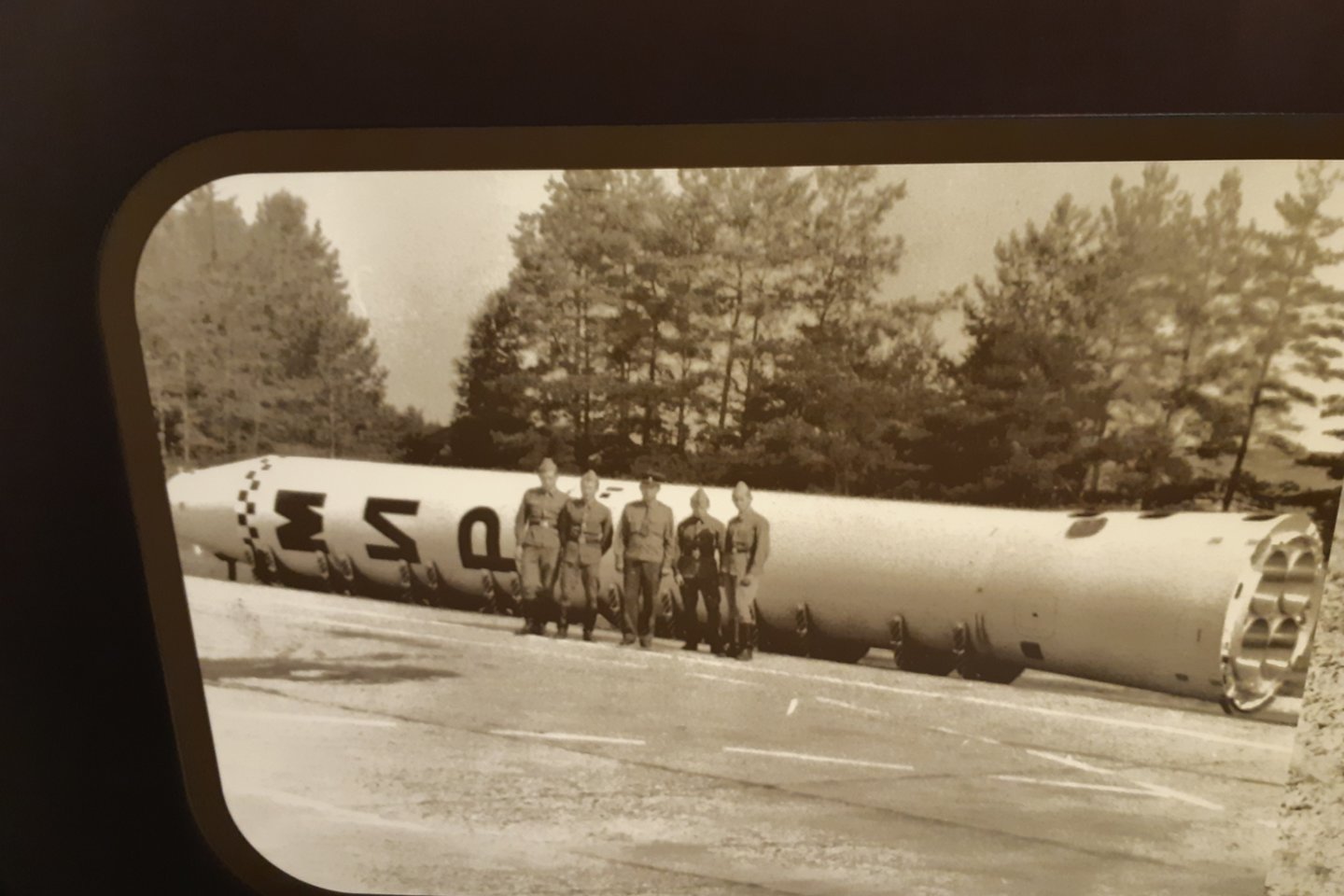 Muziejaus ekspozicijoje yra ne viena nuotrauka, kaip atrodė raketa R-12.<br> D.Jonušienės nuotr.