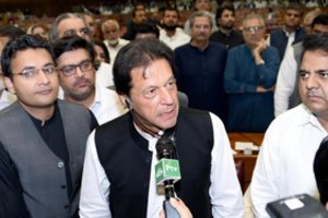 Pakistano parlamentas premjeru patvirtino Imraną Khaną 