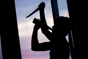 Girtų vyrų barnis baigėsi peiliu dūriu