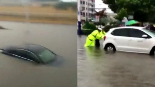 Kinijos gatvės skęsta itin stipraus potvynio vandenyje 