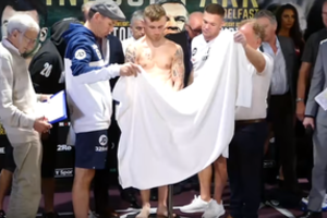 Prieš bokso dvikovą – nemaloni situacija: sportininkui teko svertis visiškai nuogam