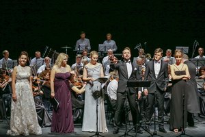 Nacionalinio operos ir baleto teatro vadovas Jonas Sakalauskas su draugais virpino uostamiesčio publiką