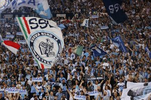 „Lazio“ klubo aistruoliai į savo tribūnos pirmąsias eiles neįleidžia moterų