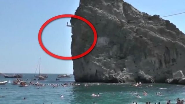 Nė lašelio baimės – sportininkai šuolius atliko nuo 27 metrų uolos