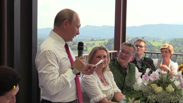 Politologai įvertino V. Putino dalyvavimą Austrijos užsienio ministrės vestuvėse