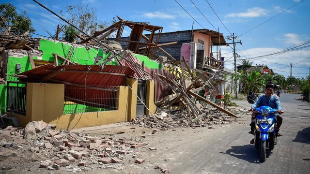 Indonezijoje daugėja žemės drebėjimo aukų