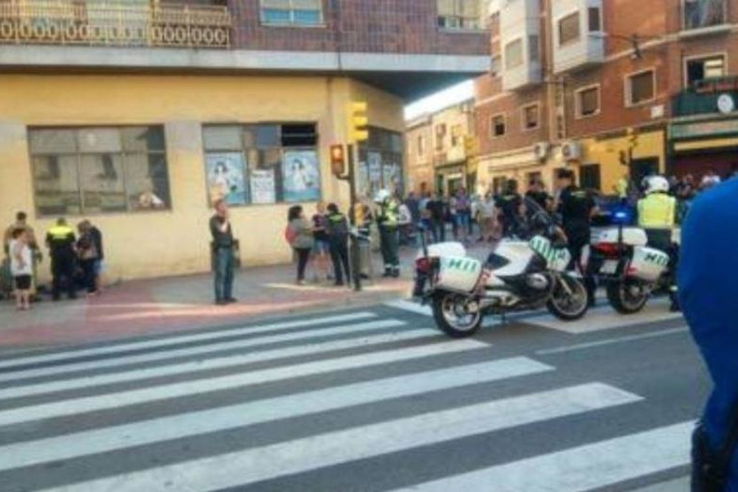 Ispanijos saragosos mieste automobilis rėžėsi į pėsčiuosius. Pranešama, kad sužeisti buvo mažiausiai trys žmonės. <br> Twitter nuotr.