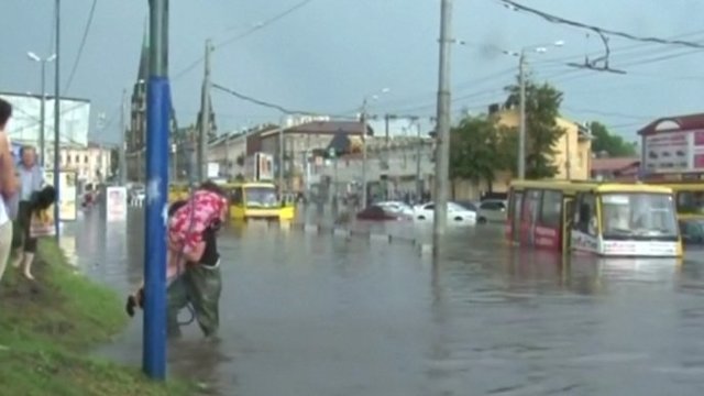 Dėl potvynio įstrigusius autobuso keleivius evakavo gelbėtojai