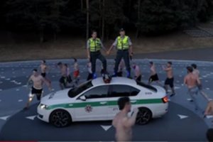 Perkurtas 90-ųjų „Karališkos erdvės” hitas: anuomet tokie vaizdai šokiruotų