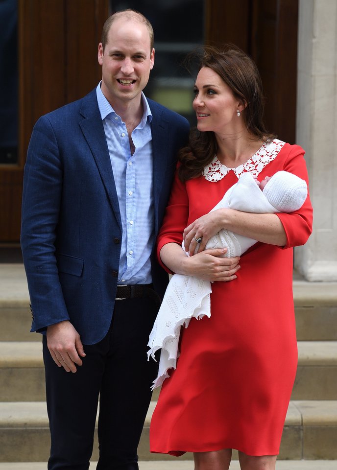  Catherine Middleton ir princas Williamas su mažyliu Louisu.<br>Scanpix nuotr.
