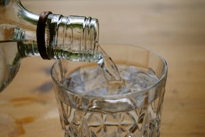 Rusiškos „vodkos“ mėgėjams žinia iš Rusijos: keičiasi degtinės kaina