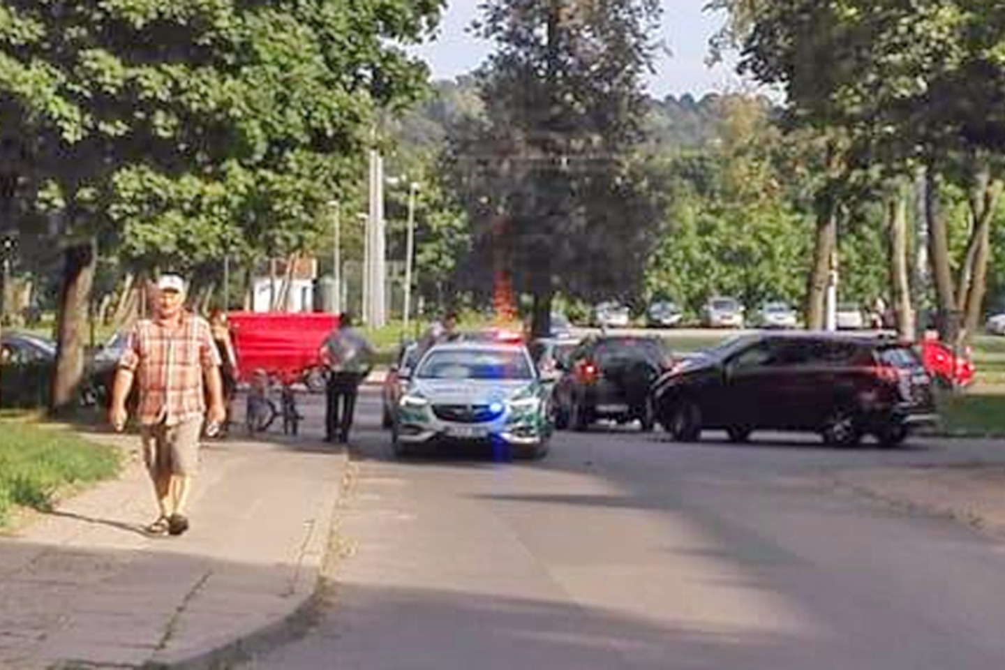  Vilniaus daugiabučių kiemuose automobilis kliudė 11-metį dviratininką.<br> Įvykio liudytojos Giedrės nuotr.