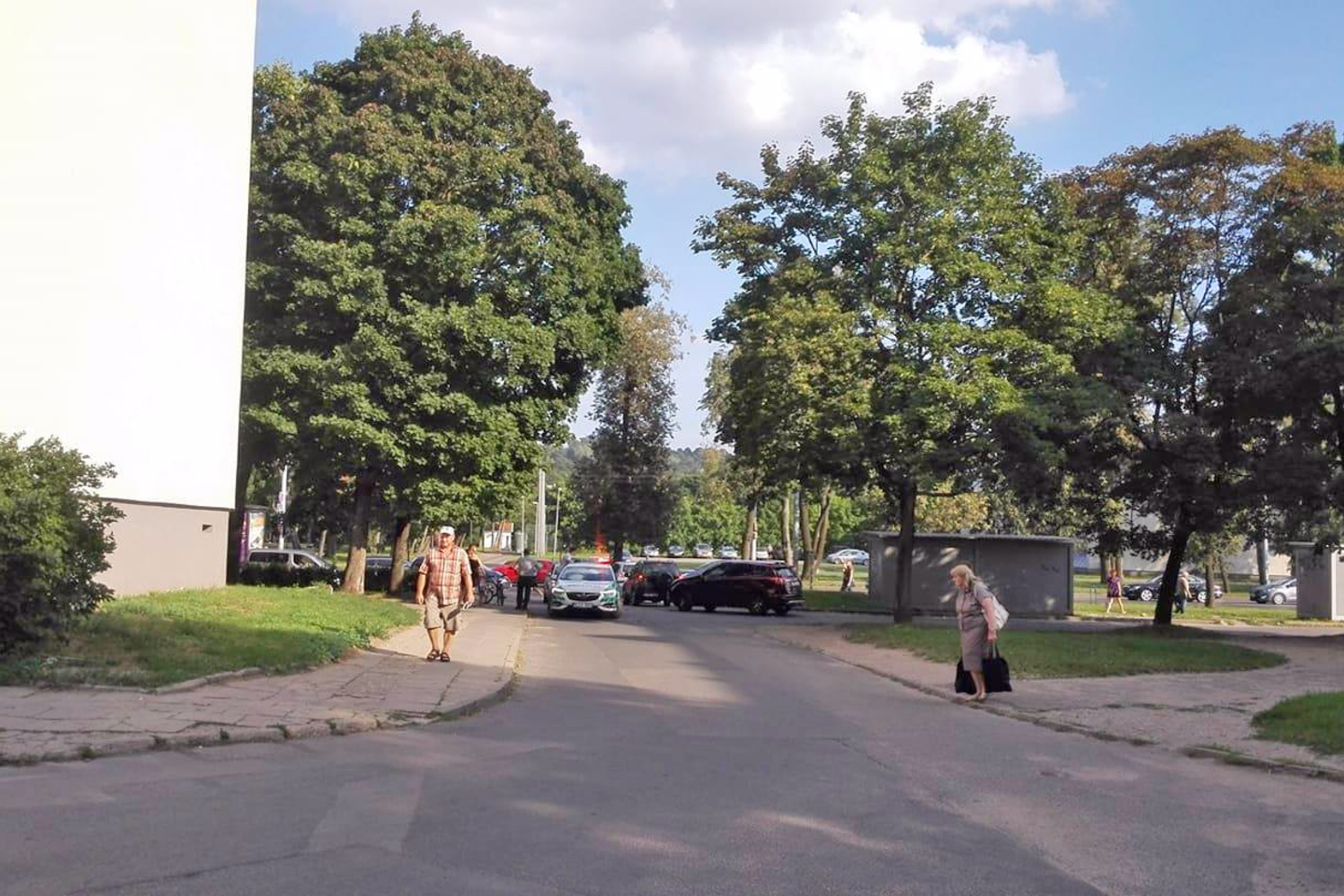  Vilniaus daugiabučių kiemuose automobilis kliudė 11-metį dviratininką.<br> Įvykio liudytojos Giedrės nuotr.