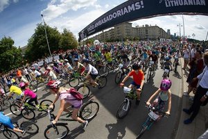 „Velomaratone“ – dramatiškas sportininkų finišas ir stilinga karvė