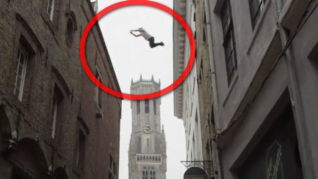 Ant stogų vaikščiojantis atletas parodė kitą Briugės miesto pusę
