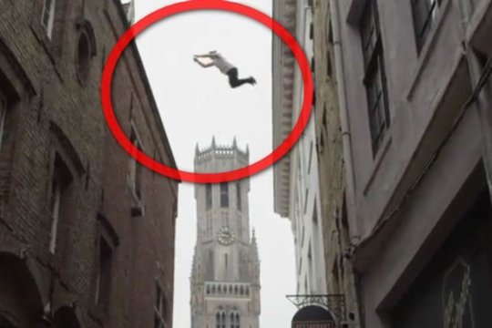 Ant stogų vaikščiojantis atletas parodė kitą Briugės miesto pusę