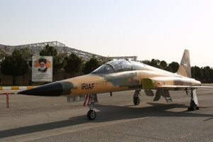 Iranas pristatė pirmąjį savo sukonstruotą naikintuvą