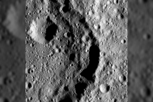 NASA mokslininkai Mėnulio paviršiuje rado užšalusio vandens