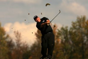 Nelaimė golfo aikštyne: žaidėjo lazda skriejo tiesiai žiūrovui į galvą