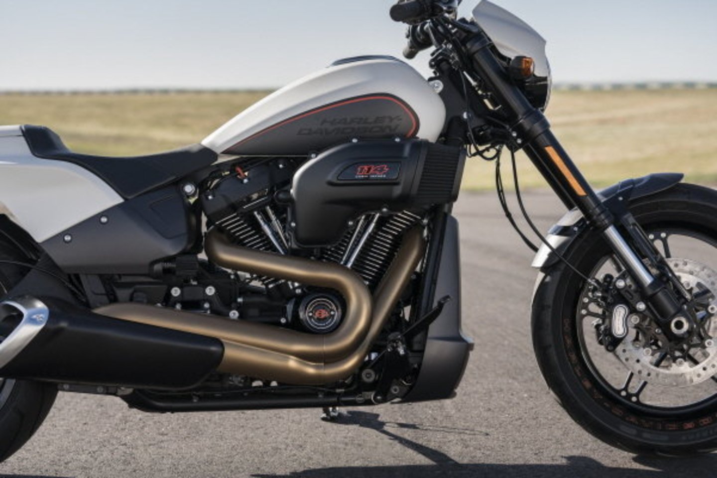  „Harley-Davidson“ skelbia, kad naujasis FXDR 114 savo vietą ras ir lenktynių trasose.<br> Gamintojo nuotr.