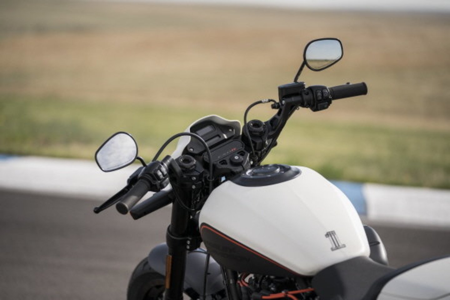  „Harley-Davidson“ skelbia, kad naujasis FXDR 114 savo vietą ras ir lenktynių trasose.<br> Gamintojo nuotr.