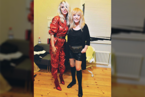 69-erių Ala Pugačiova tik jaunyn: pasipuošė šortukais ir parodė lieknas kojas