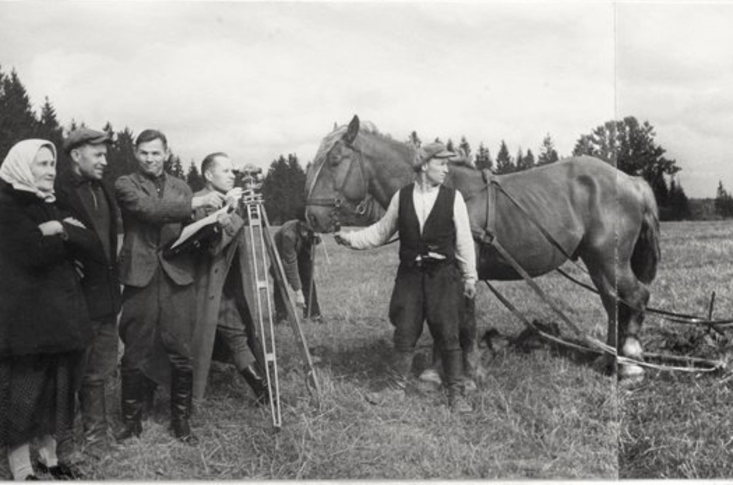 Žemės komisijos narių ir matininkų brigados grupė matuoja žemę.1940 m. rugsėjo mėn.<br>Lietuvos ypatingojo archyvo nuotr.