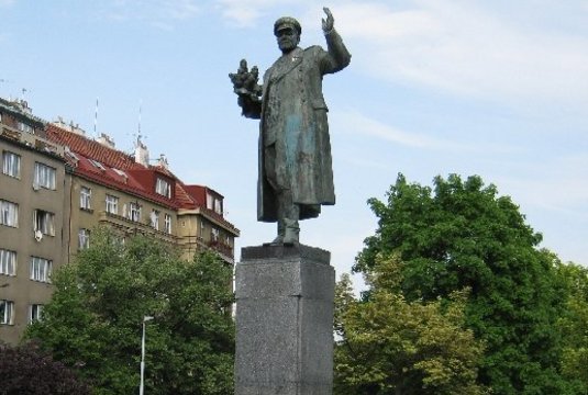 Rusija siunta: čekai parašė tiesą ant sovietų maršalo paminklo Prahoje