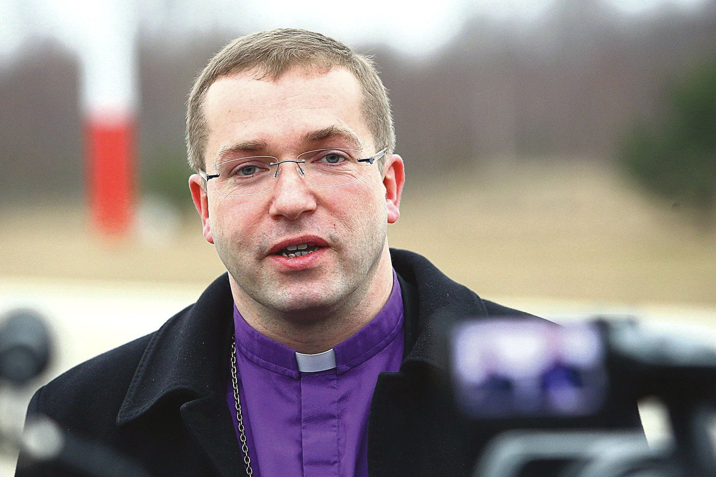 Žinia, kad dėl pradanginto milijono litų prašoma kelti baudžiamąją bylą, vyskupui M.Sabučiui vakar buvo netikėta.<br>G.Šiupario nuotr.
