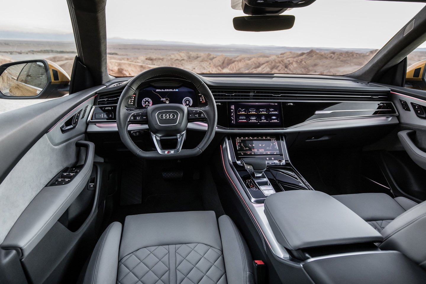  „Audi Q8“ interjeras puikiai įrengtas, tačiau papildoma įranga – itin brangi. <br> Gamintojo nuotr.