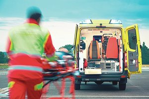 Lenkai priblokšti: kol medikai barėsi, pacientas mirė