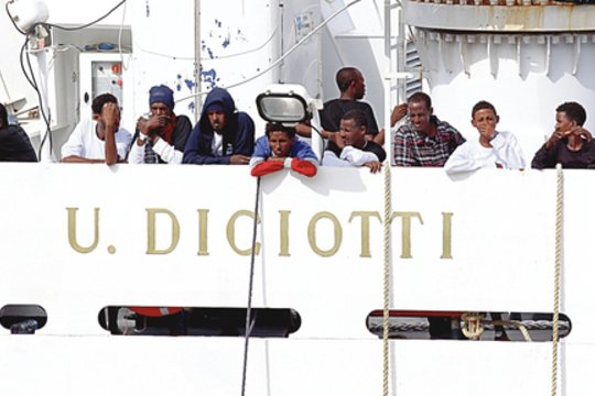 Italijoje nesibaigia stumdymasis dėl laive laikomų migrantų