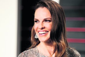 Hilary Swank amžiną meilę prisiekė miško glūdumoje